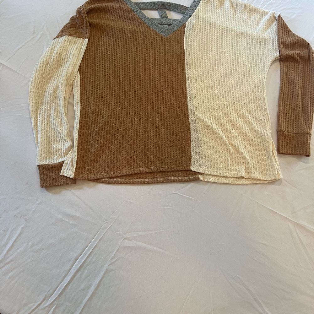 Buckle Brown and Cream V-Neck Waffle Knit Top